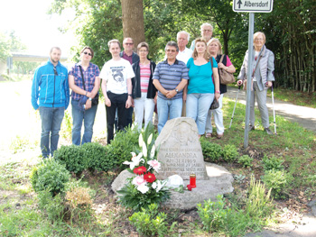 Gruppenfoto am Gedenkstein