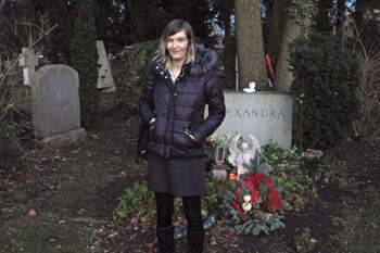 Johanna Ernst an Alexandras Grab