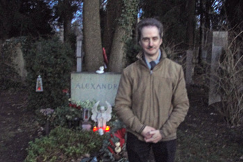 Thomas Stoye an Alexandras Grab