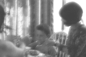 Alexandra mit ihrem Sohn im Haus Elfi