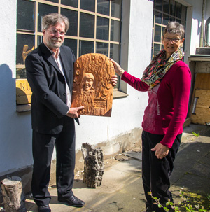 Anna Bergmann-Kosellek und Werner Dechent bei der Übergabe des Reliefs