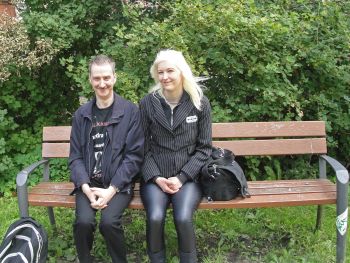 Thomas und Johanna auf der Bank sitzend
