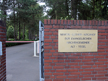 Eingang zum Martin-Luther-Kirchhof