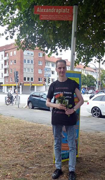 Thomas Stoye am Straßenschild Alexandraplatz