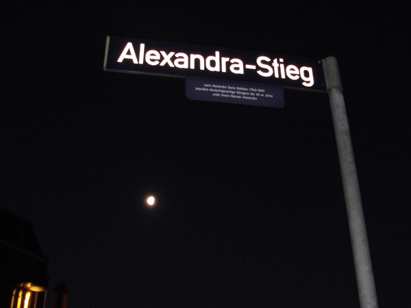 Straßenschild Alexandra-Stieg in der Dämmerung