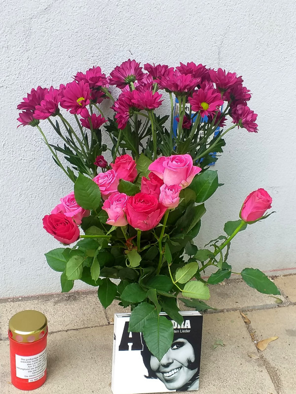 Blumenstrauß und Kerze Blumenstrauß und Kerze
