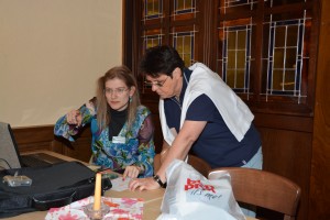 Dorothee Lotsch und Irmtraud Kaul bei der Musikzusammenstellung