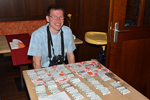 Roland Simons mit Namensschildern