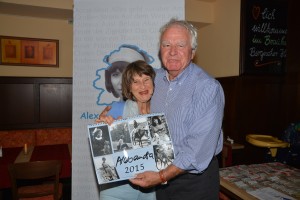 Kalenderübergabe von Gerty Kohlen an Horst Lessing