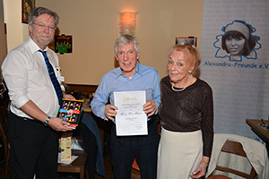 Übergabe der Ehrenurkunde