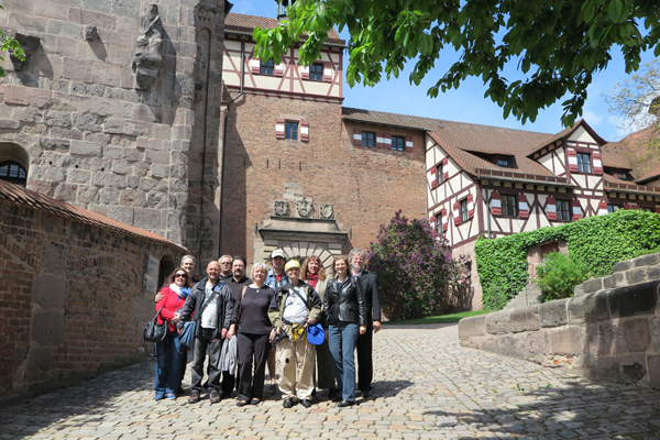Gruppenfoto vor der Kaiserburg