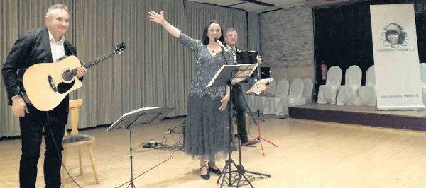 Suzanna singt Alexandra, begleitet von V. Pysarenko und V. Urbanski